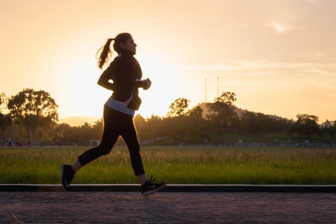 Personne faisant du jogging en plein air pour améliorer sa santé mentale et physique.
