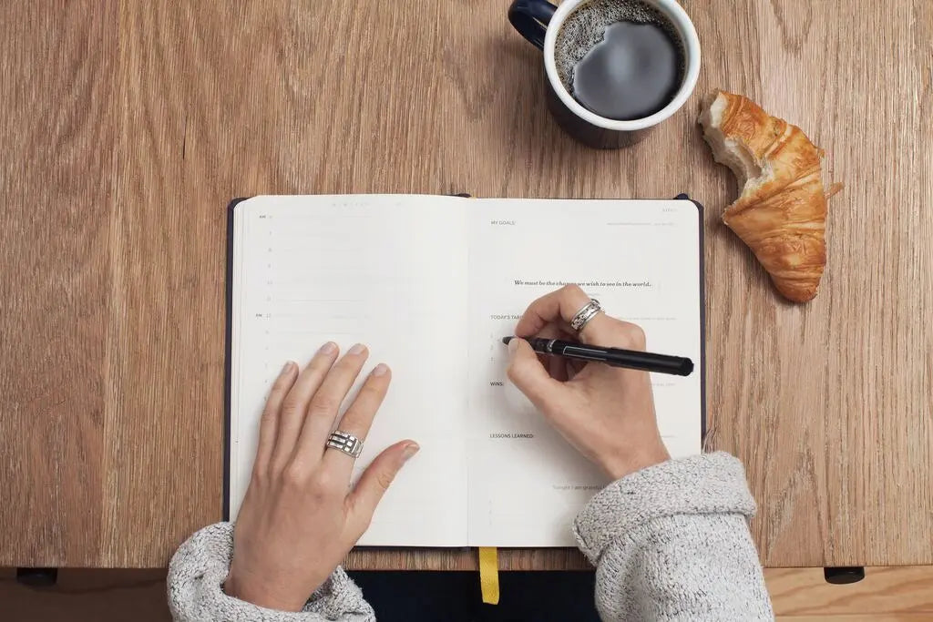 Personne qui planifie sa routine d'après-vacances sur un agenda.
